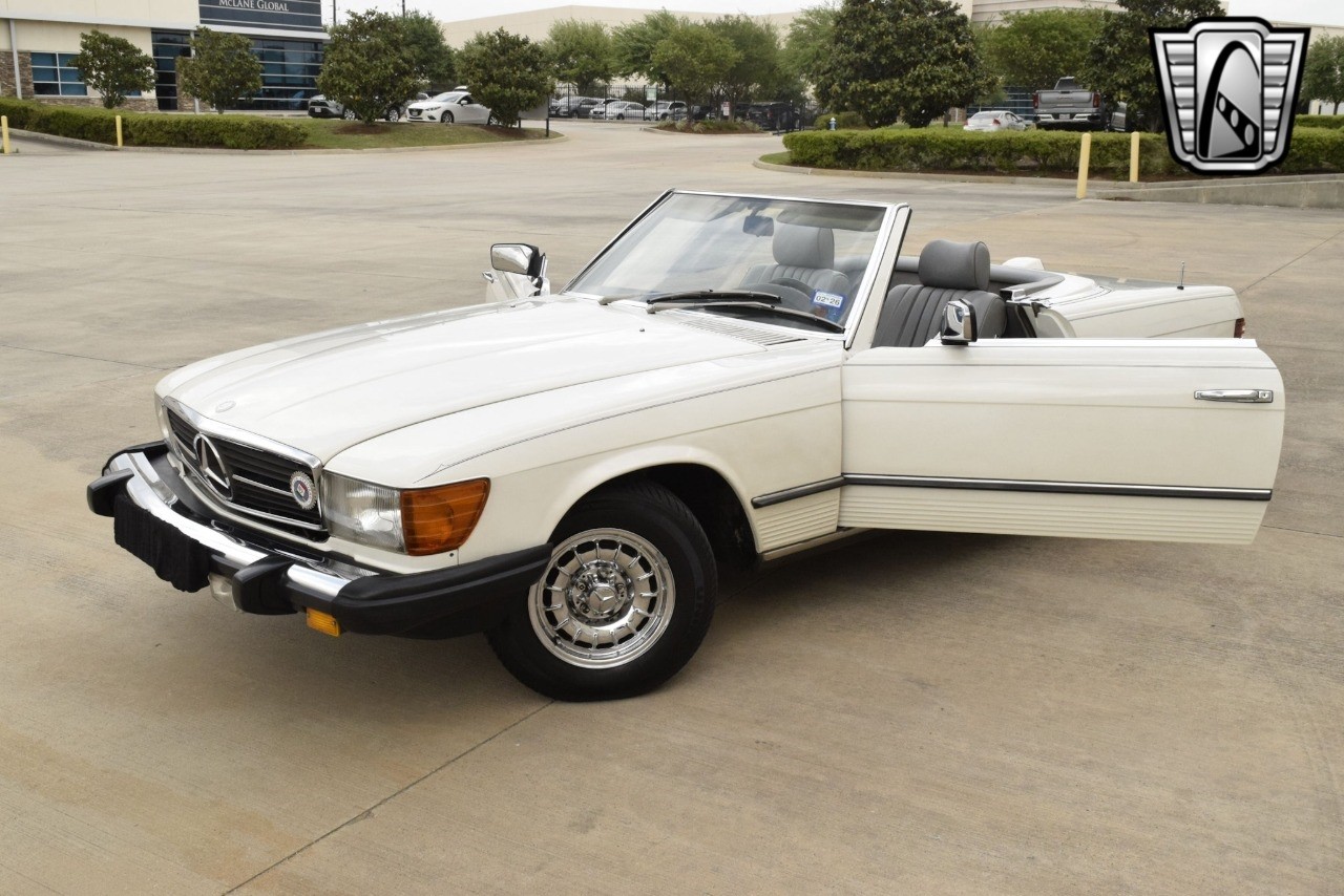 Mercedes-Benz-300-Series-1984-convertible-3