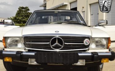 Mercedes-Benz-300-Series-1984-convertible-32