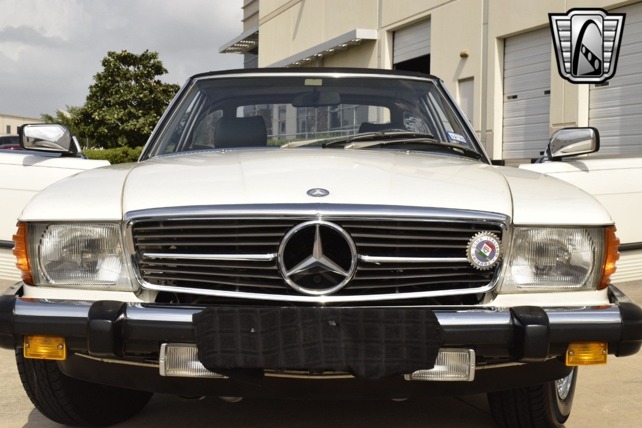Mercedes-Benz-300-Series-1984-convertible-32