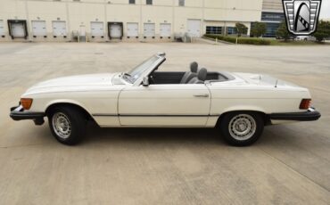 Mercedes-Benz-300-Series-1984-convertible-34