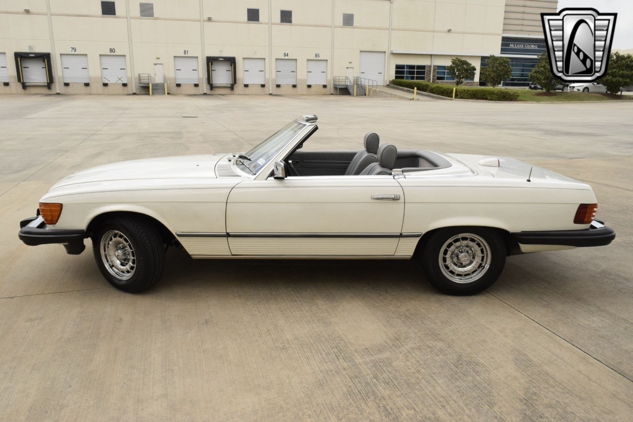 Mercedes-Benz-300-Series-1984-convertible-34