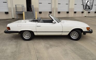 Mercedes-Benz-300-Series-1984-convertible-35