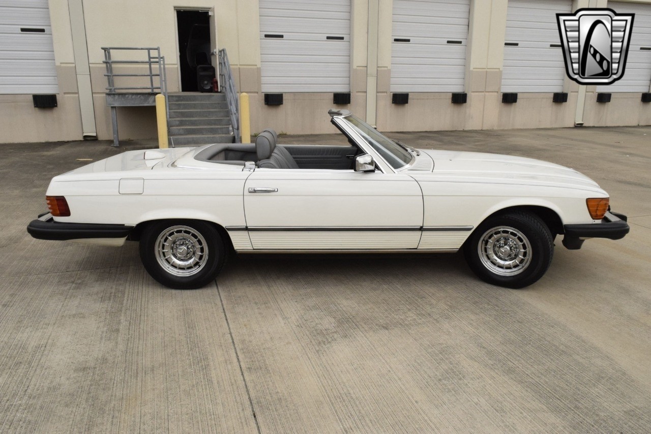 Mercedes-Benz-300-Series-1984-convertible-35