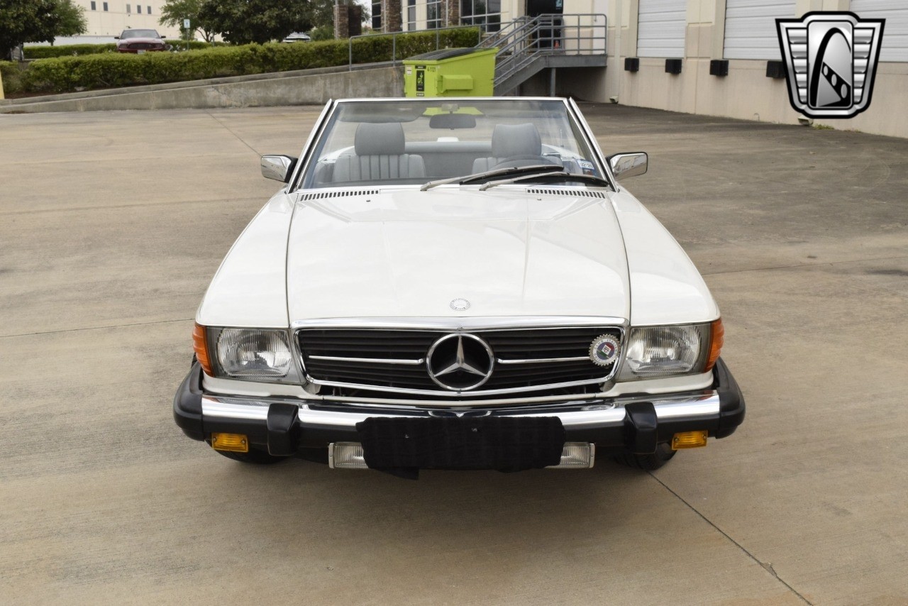 Mercedes-Benz-300-Series-1984-convertible-36