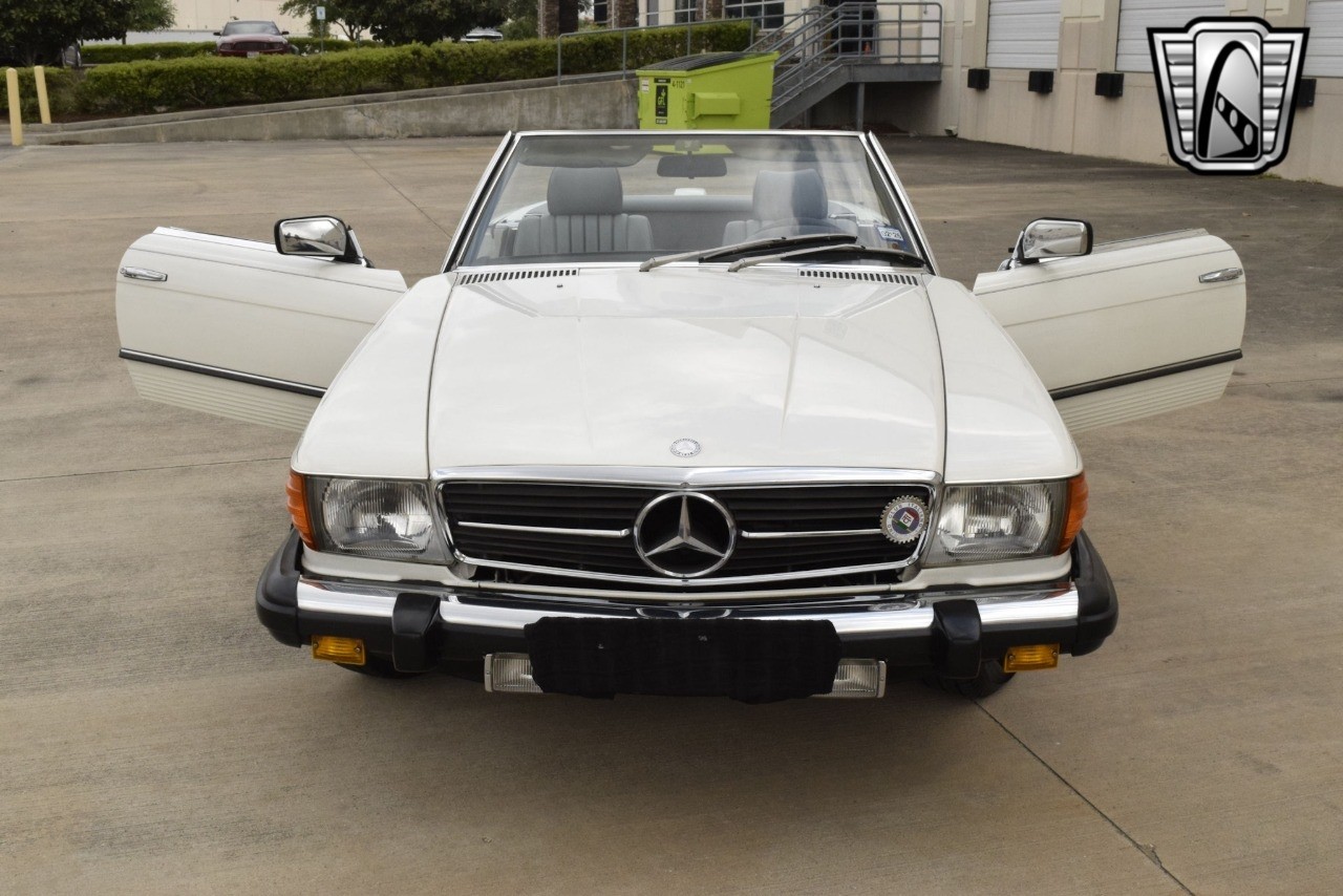 Mercedes-Benz-300-Series-1984-convertible-37