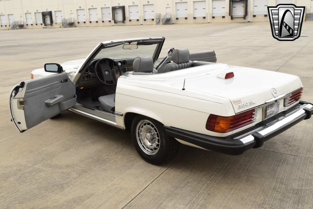 Mercedes-Benz-300-Series-1984-convertible-38