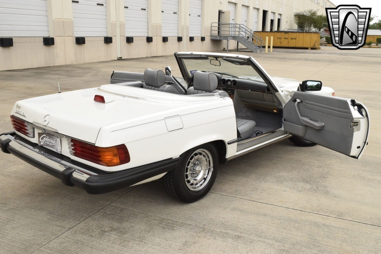 Mercedes-Benz-300-Series-1984-convertible-39