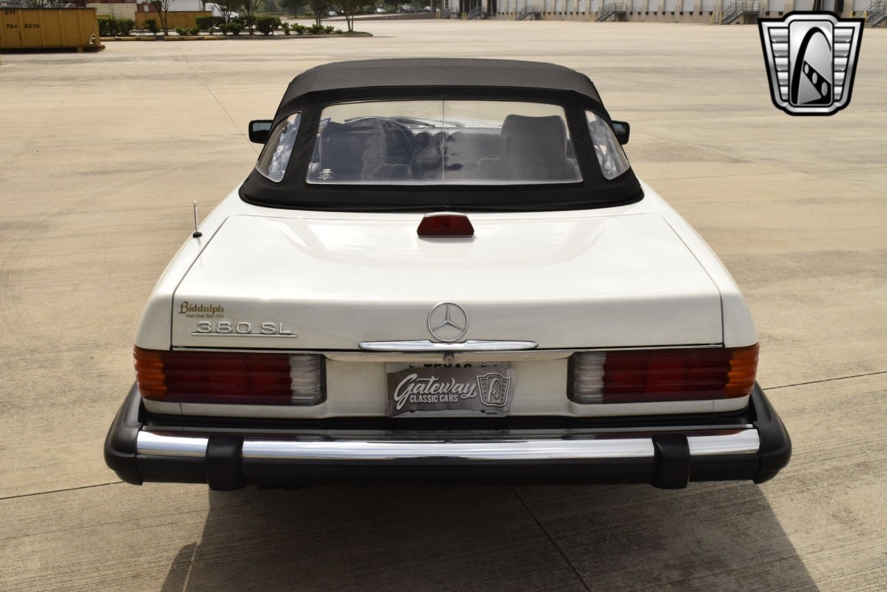 Mercedes-Benz-300-Series-1984-convertible-7