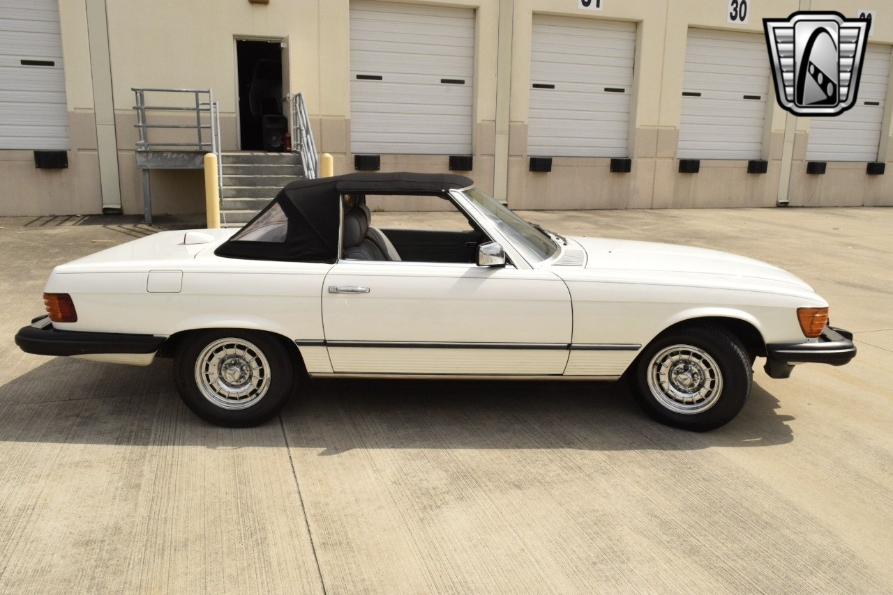 Mercedes-Benz-300-Series-1984-convertible-8