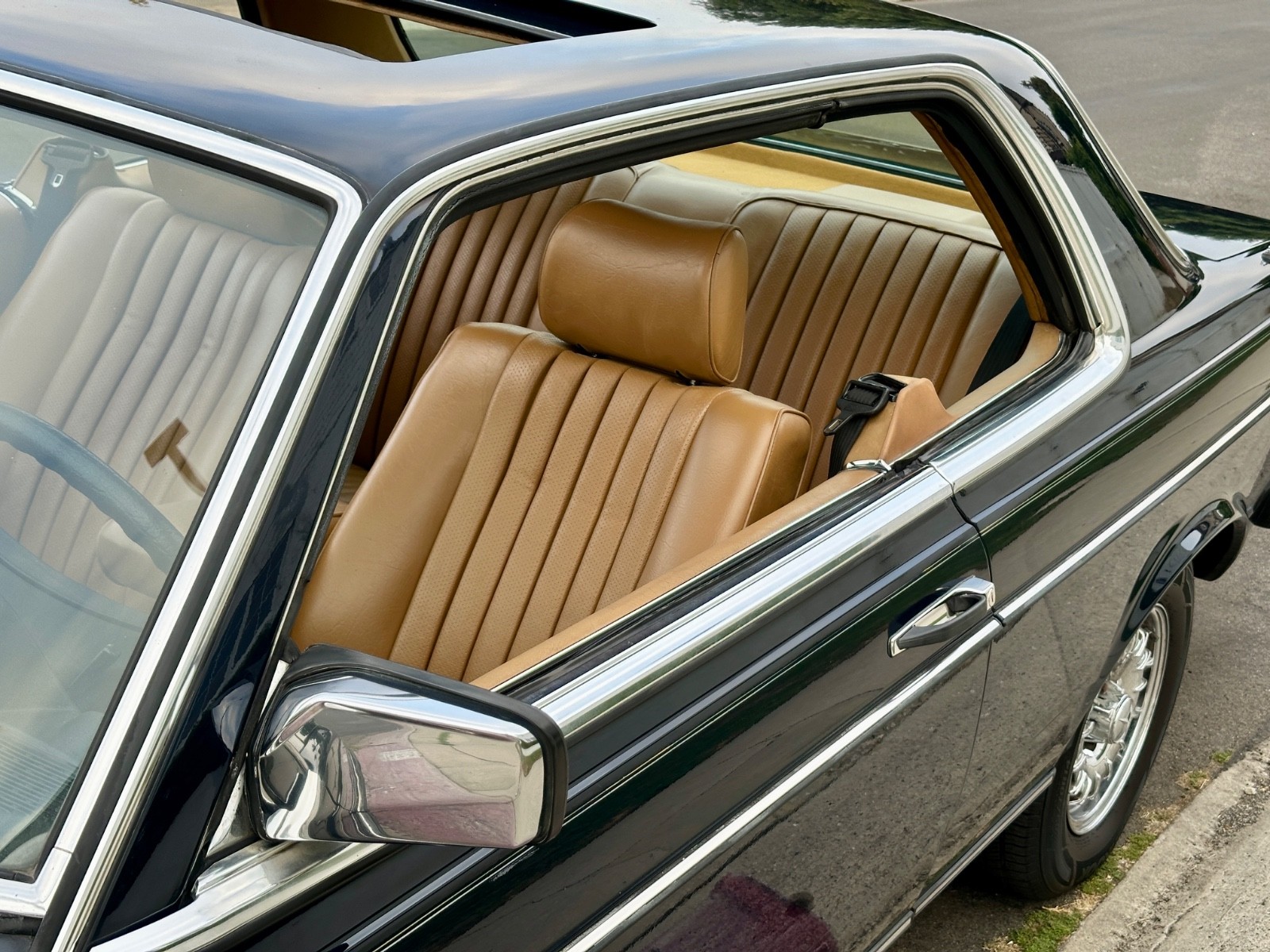 Mercedes-Benz-300-Series-1985-Coupe-23