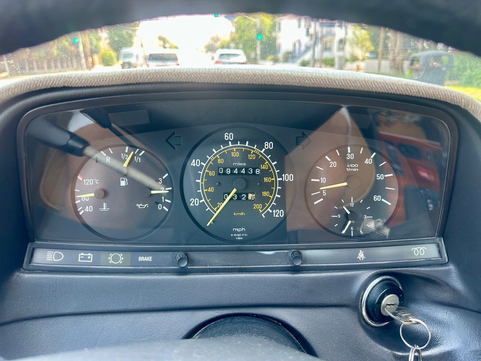 Mercedes-Benz-300-Series-1985-Coupe-26