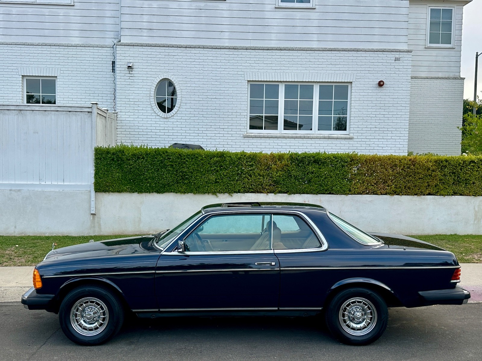 Mercedes-Benz-300-Series-1985-Coupe-3