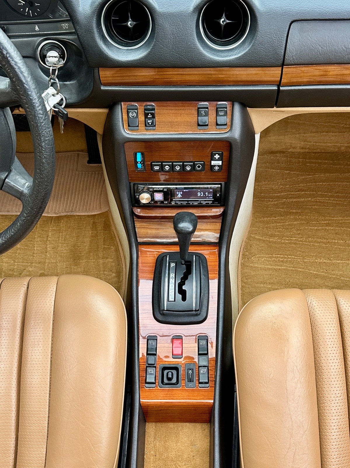 Mercedes-Benz-300-Series-1985-Coupe-30