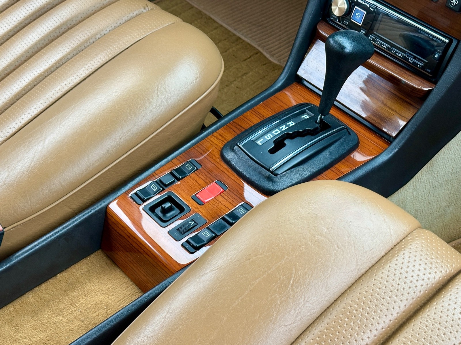 Mercedes-Benz-300-Series-1985-Coupe-31