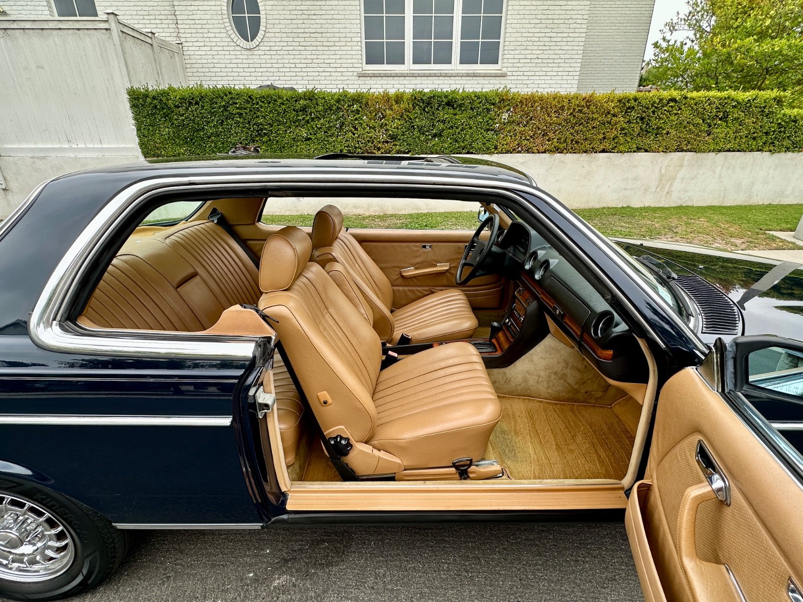 Mercedes-Benz-300-Series-1985-Coupe-35