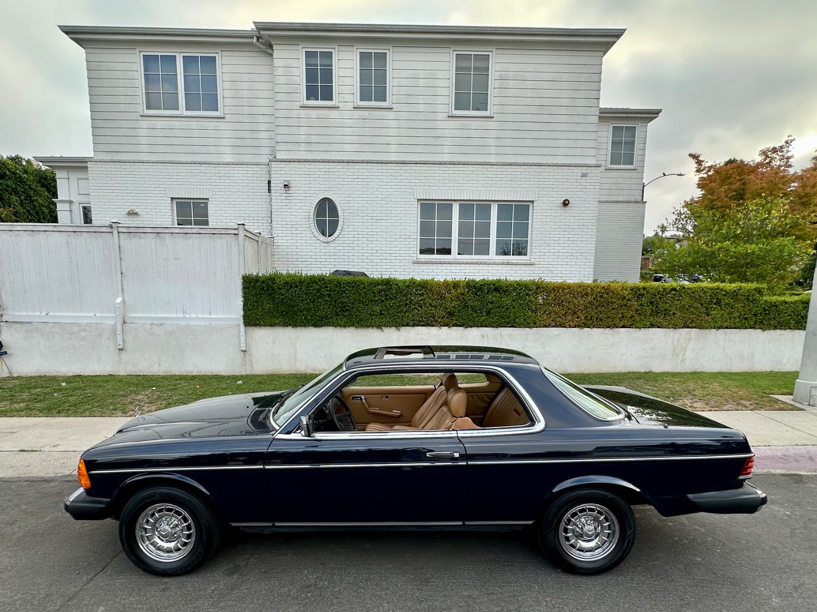 Mercedes-Benz-300-Series-1985-Coupe-6