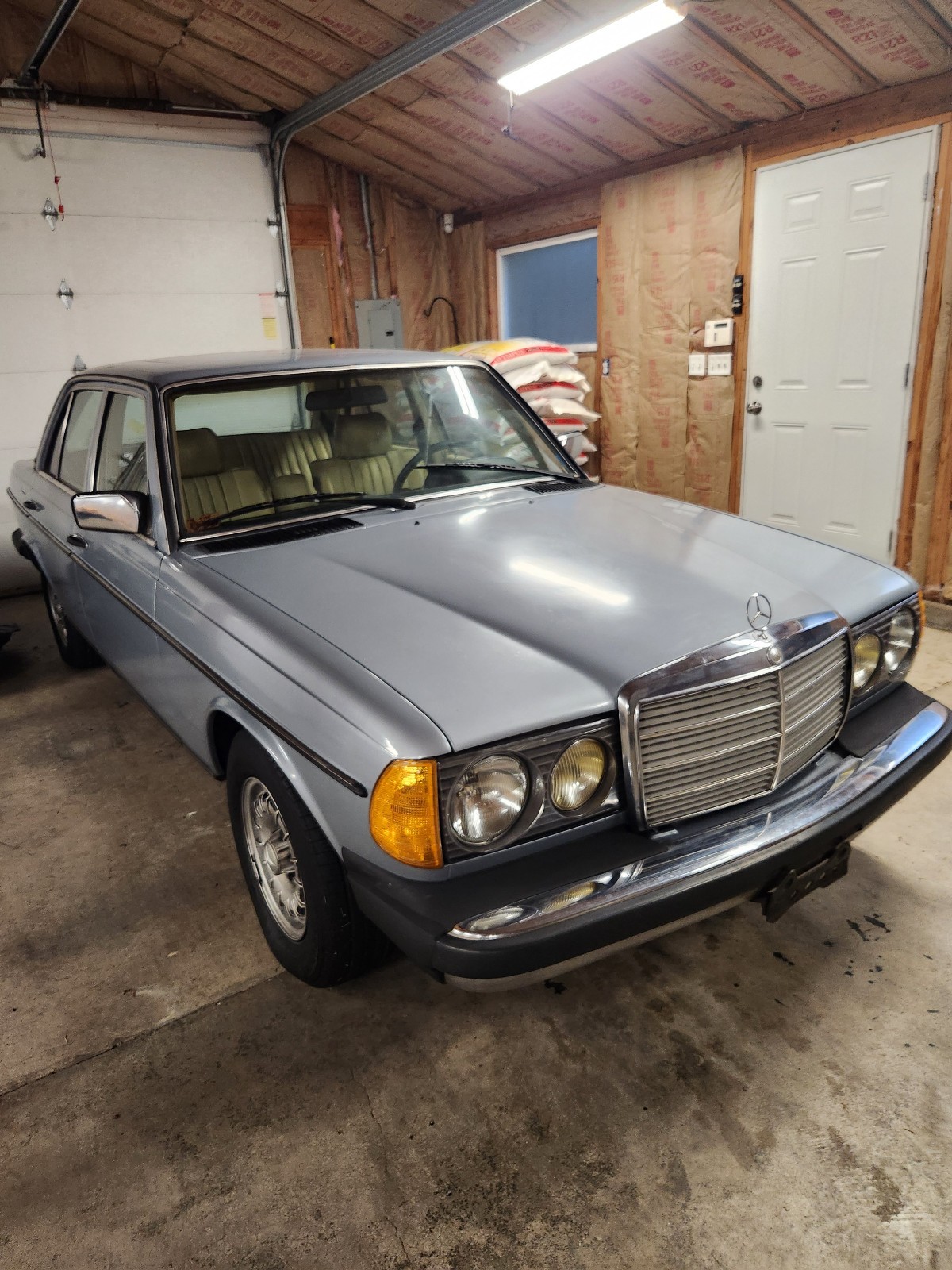 Mercedes-Benz 300-Series 1985 Sedan