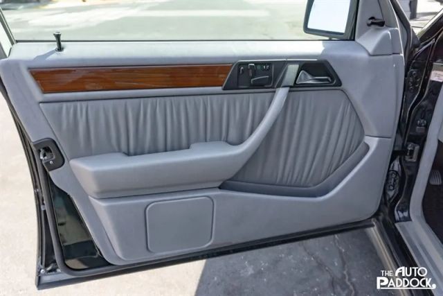 Mercedes-Benz-300-Series-1990-Sedan-16