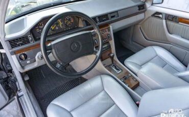 Mercedes-Benz-300-Series-1990-Sedan-18