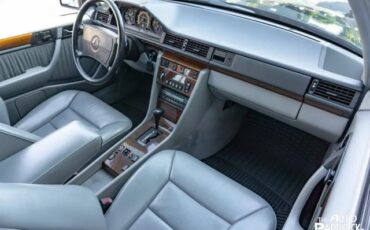 Mercedes-Benz-300-Series-1990-Sedan-19