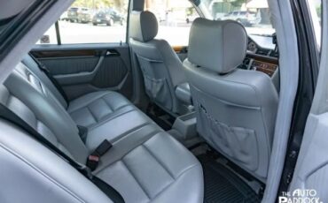 Mercedes-Benz-300-Series-1990-Sedan-22