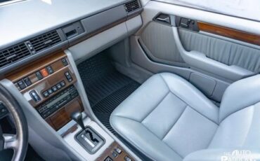 Mercedes-Benz-300-Series-1990-Sedan-25