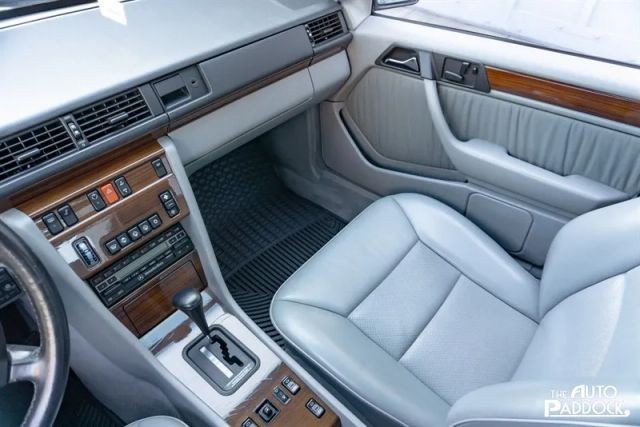 Mercedes-Benz-300-Series-1990-Sedan-25