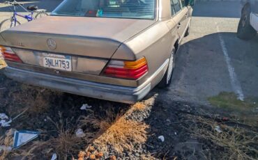 Mercedes-Benz-300-Series-1991-Sedan-1