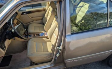 Mercedes-Benz-300-Series-1991-Sedan-2