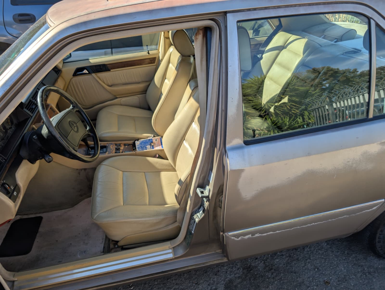 Mercedes-Benz-300-Series-1991-Sedan-2