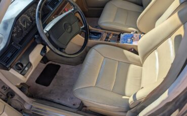Mercedes-Benz-300-Series-1991-Sedan-3