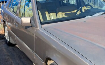 Mercedes-Benz-300-Series-1991-Sedan-4