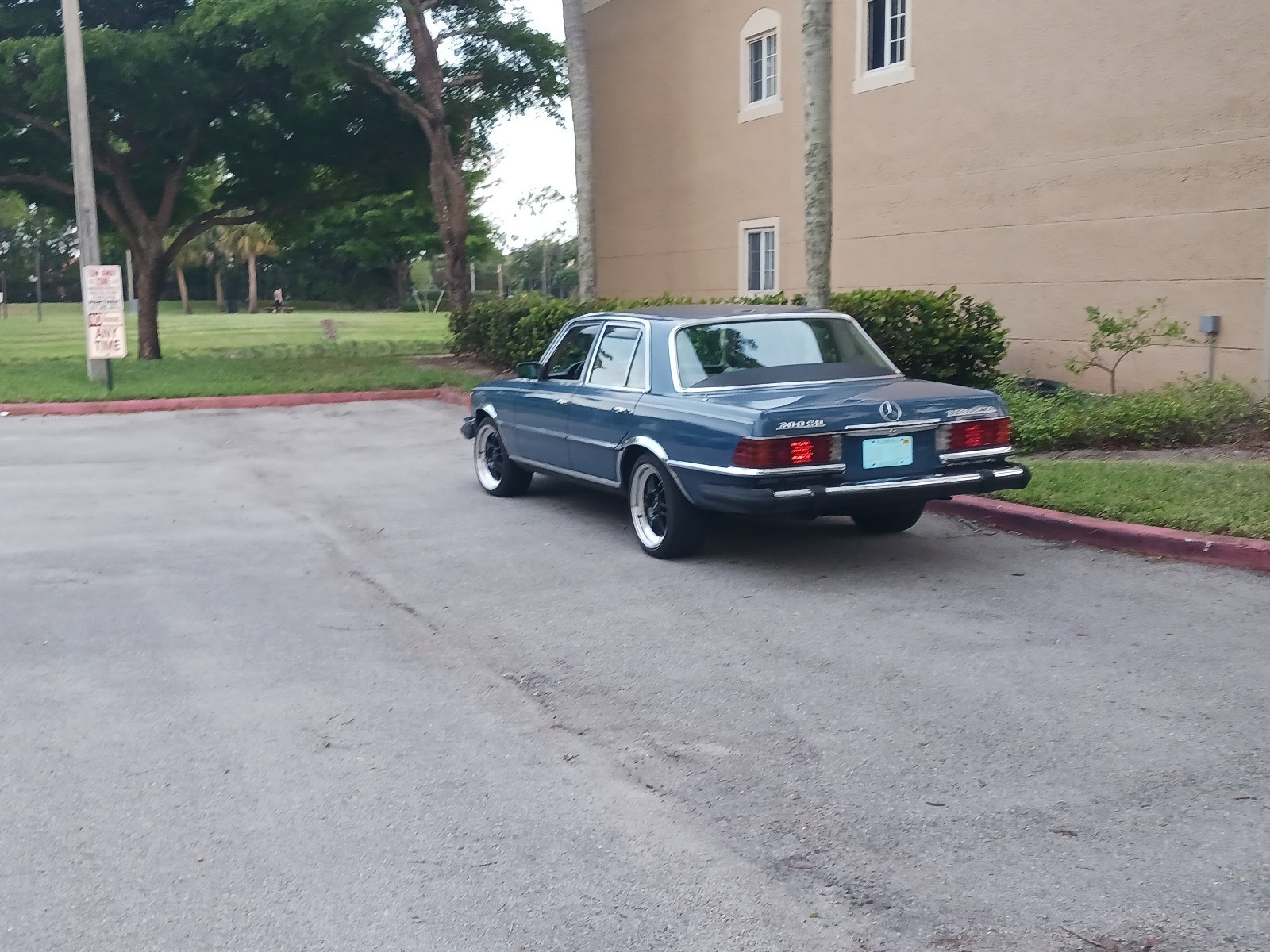 Mercedes-Benz-300SD-1980-Sedan-1