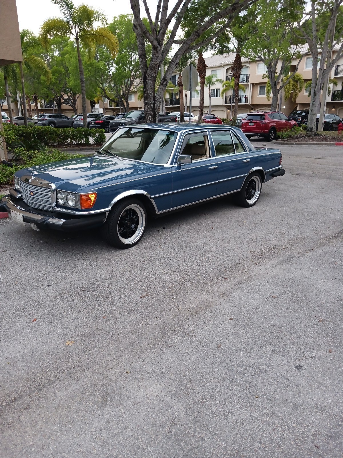 Mercedes-Benz-300SD-1980-Sedan-2