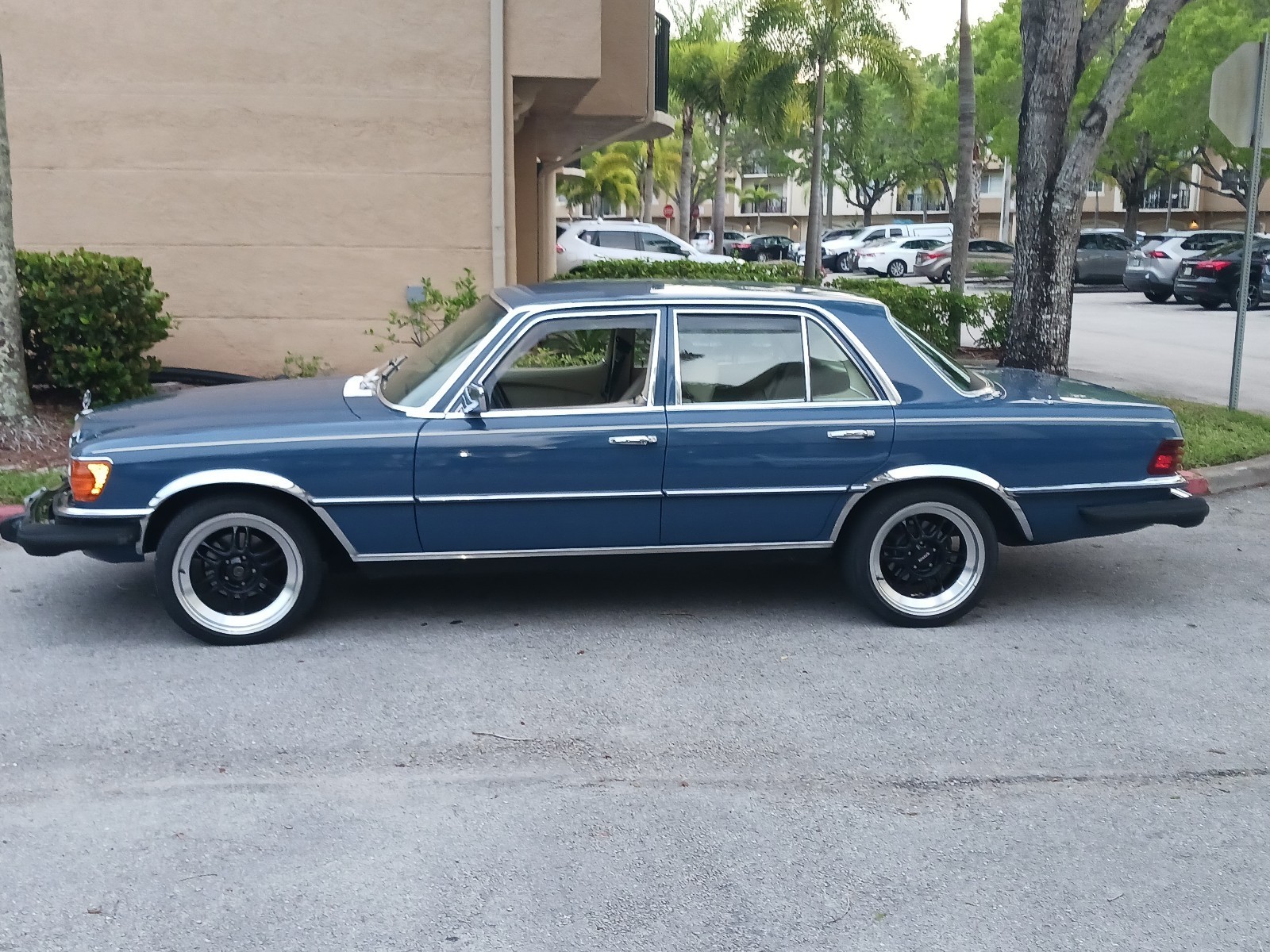Mercedes-Benz-300SD-1980-Sedan