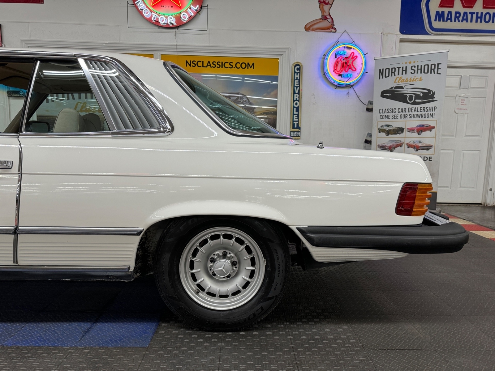 Mercedes-Benz-400-Series-1977-18