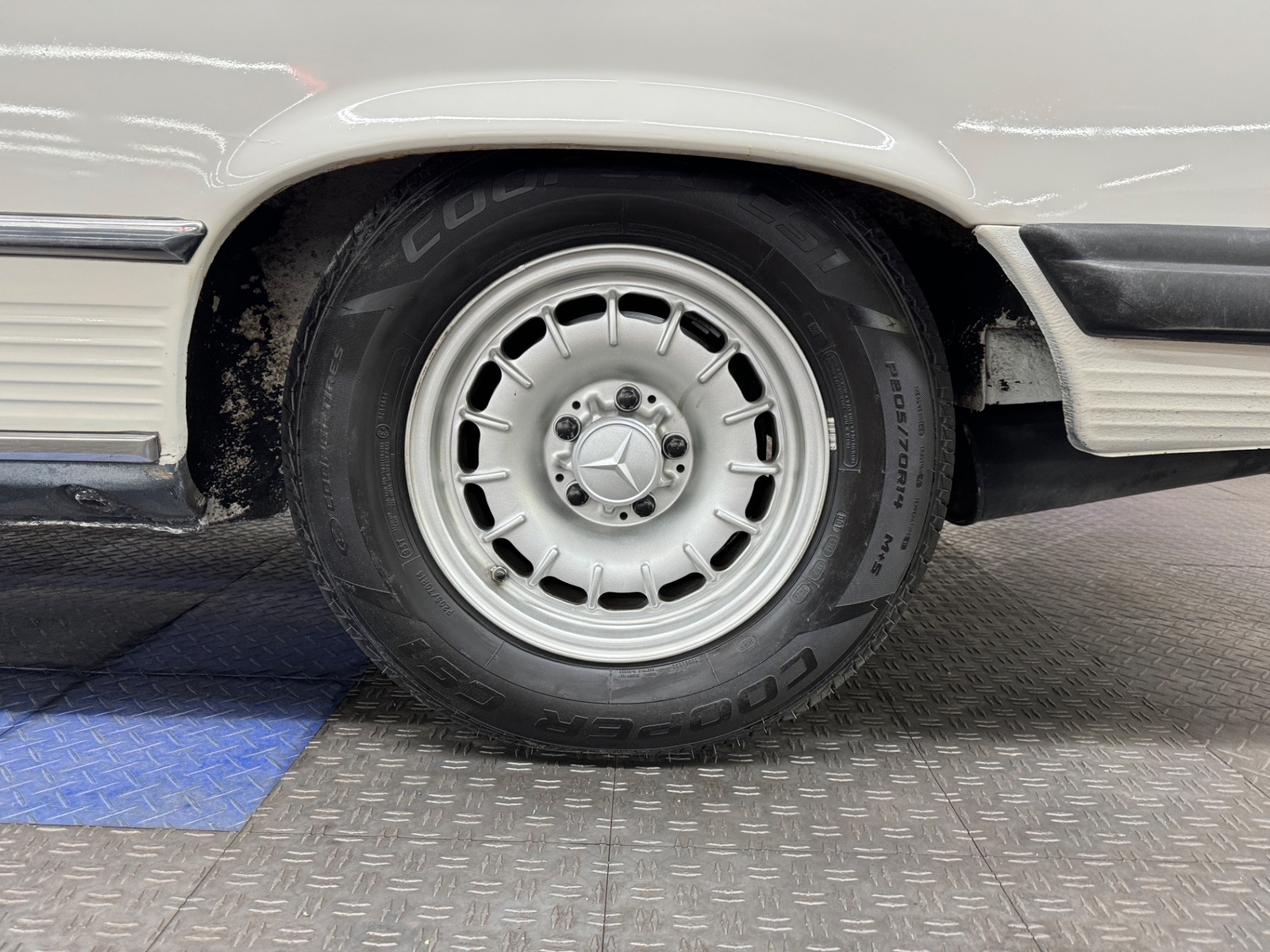 Mercedes-Benz-400-Series-1977-21