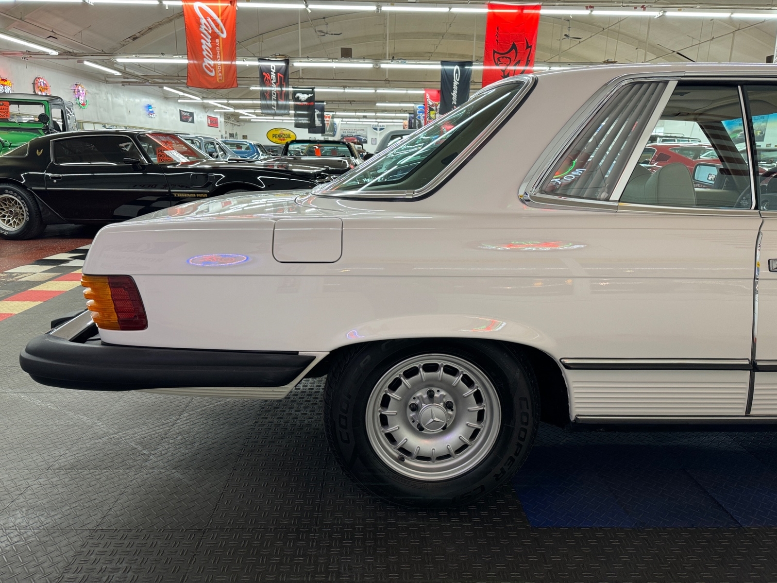 Mercedes-Benz-400-Series-1977-22