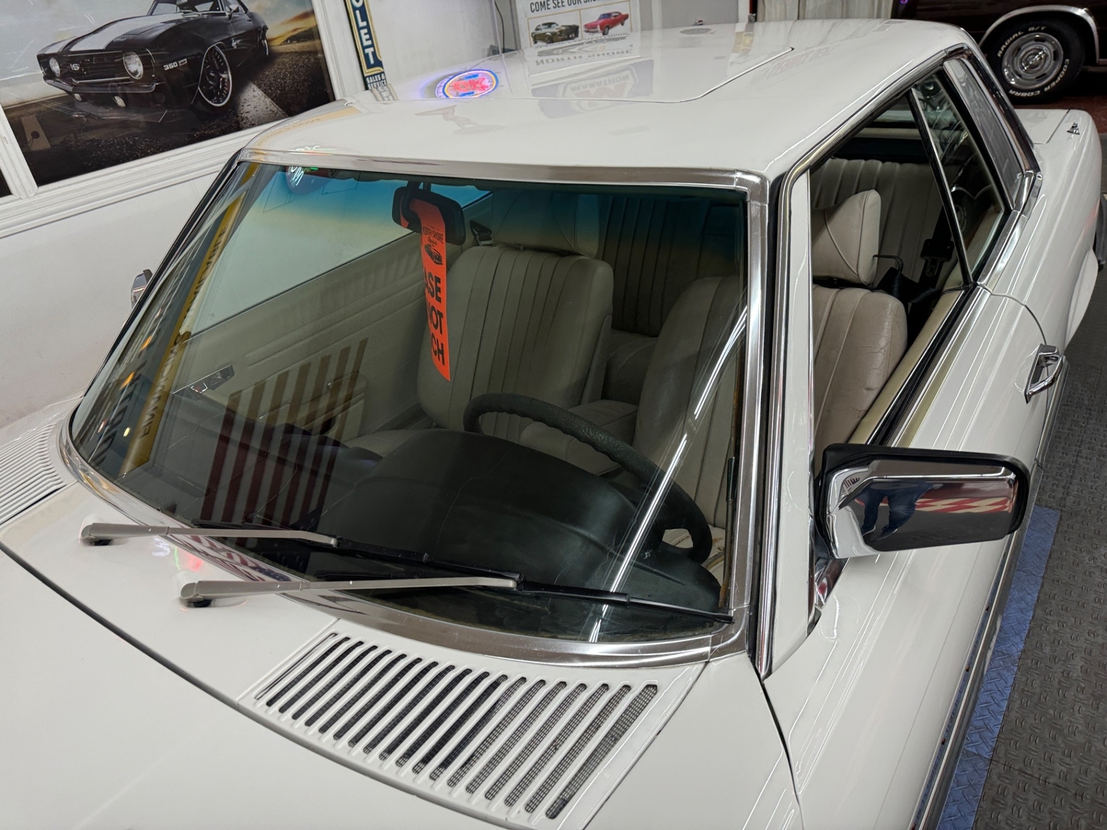 Mercedes-Benz-400-Series-1977-9