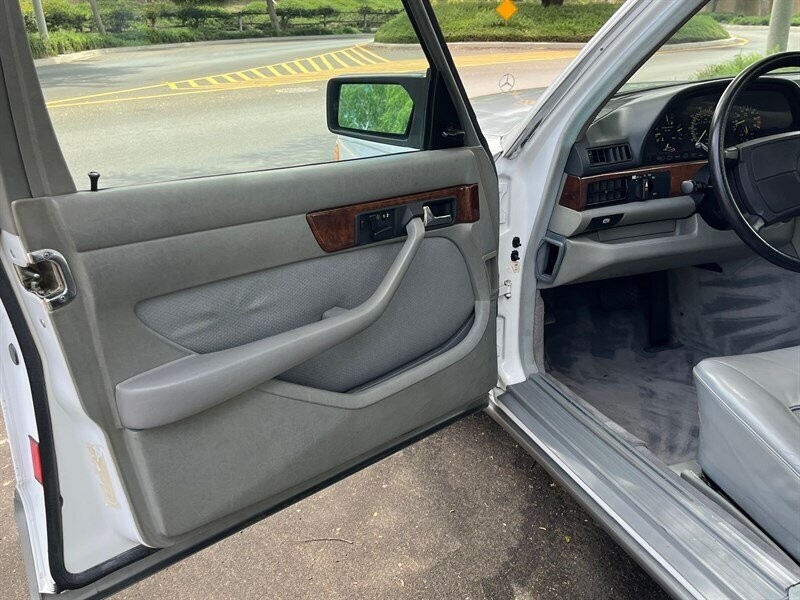 Mercedes-Benz-500-Series-1987-14