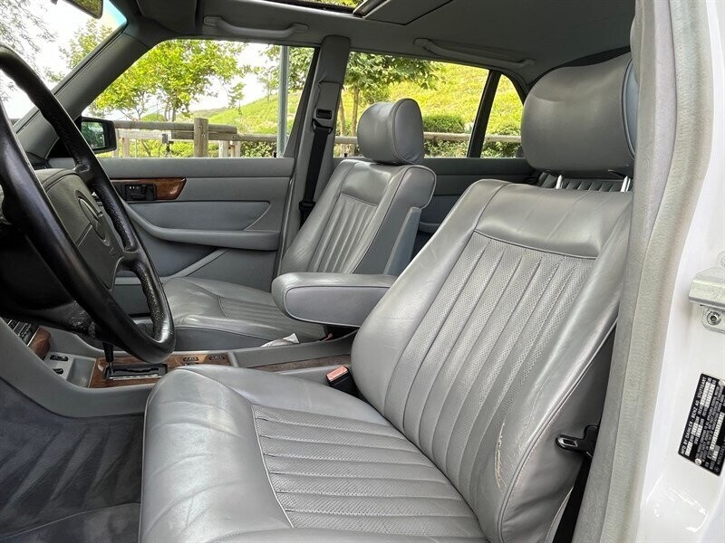 Mercedes-Benz-500-Series-1987-21