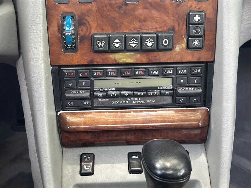 Mercedes-Benz-500-Series-1987-23