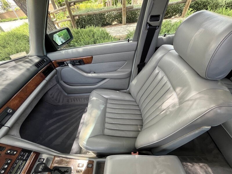 Mercedes-Benz-500-Series-1987-31