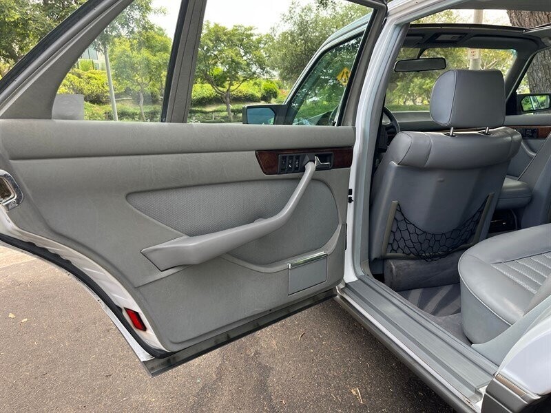 Mercedes-Benz-500-Series-1987-9