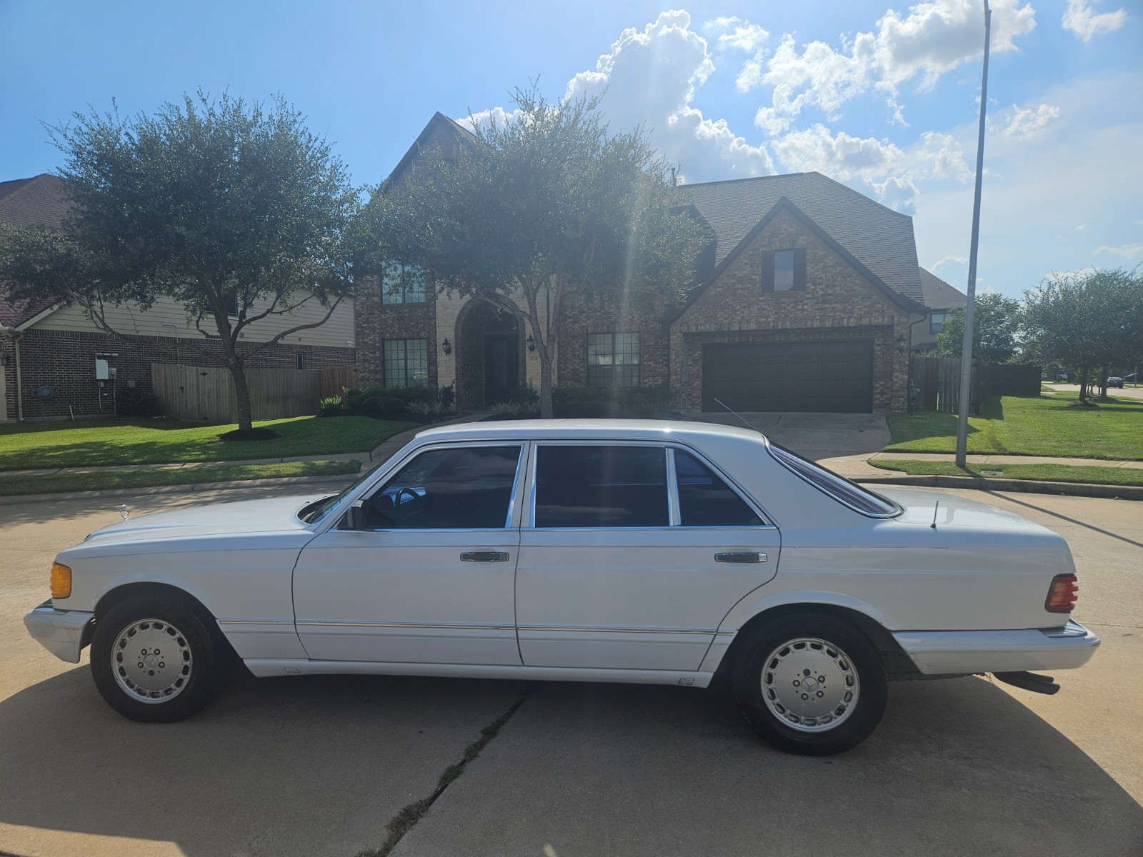 Mercedes-Benz-500-Series-1990-Sedan-3