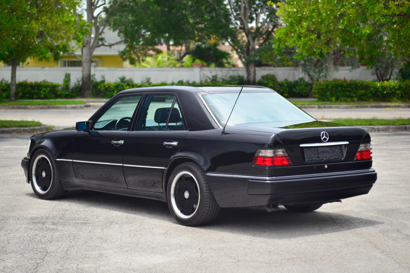 Mercedes-Benz-500-Series-1993-Sedan-10
