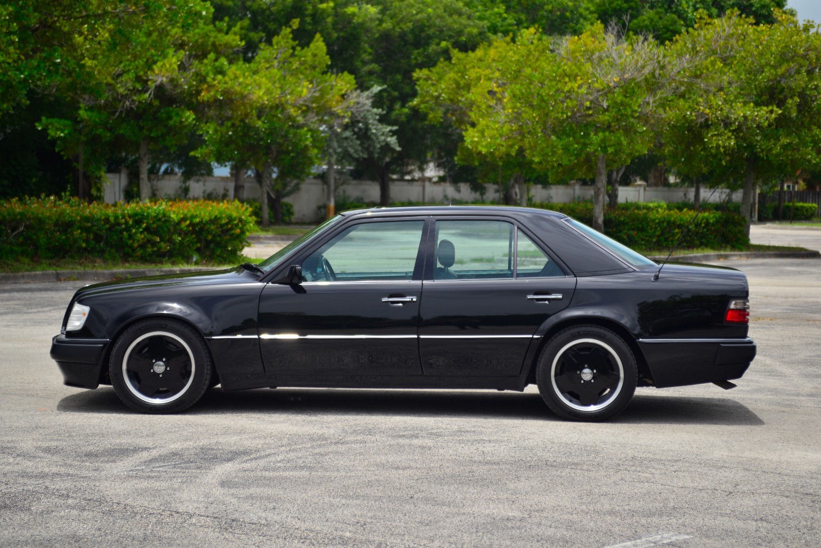 Mercedes-Benz-500-Series-1993-Sedan-11