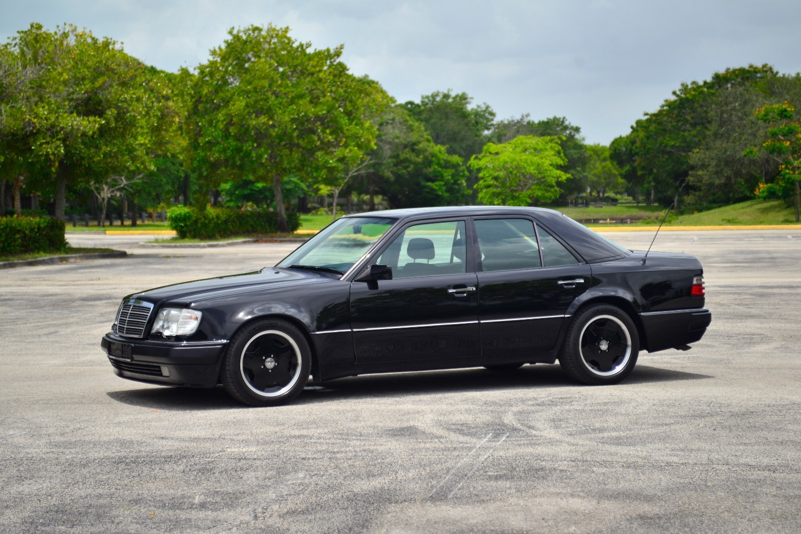 Mercedes-Benz-500-Series-1993-Sedan-12