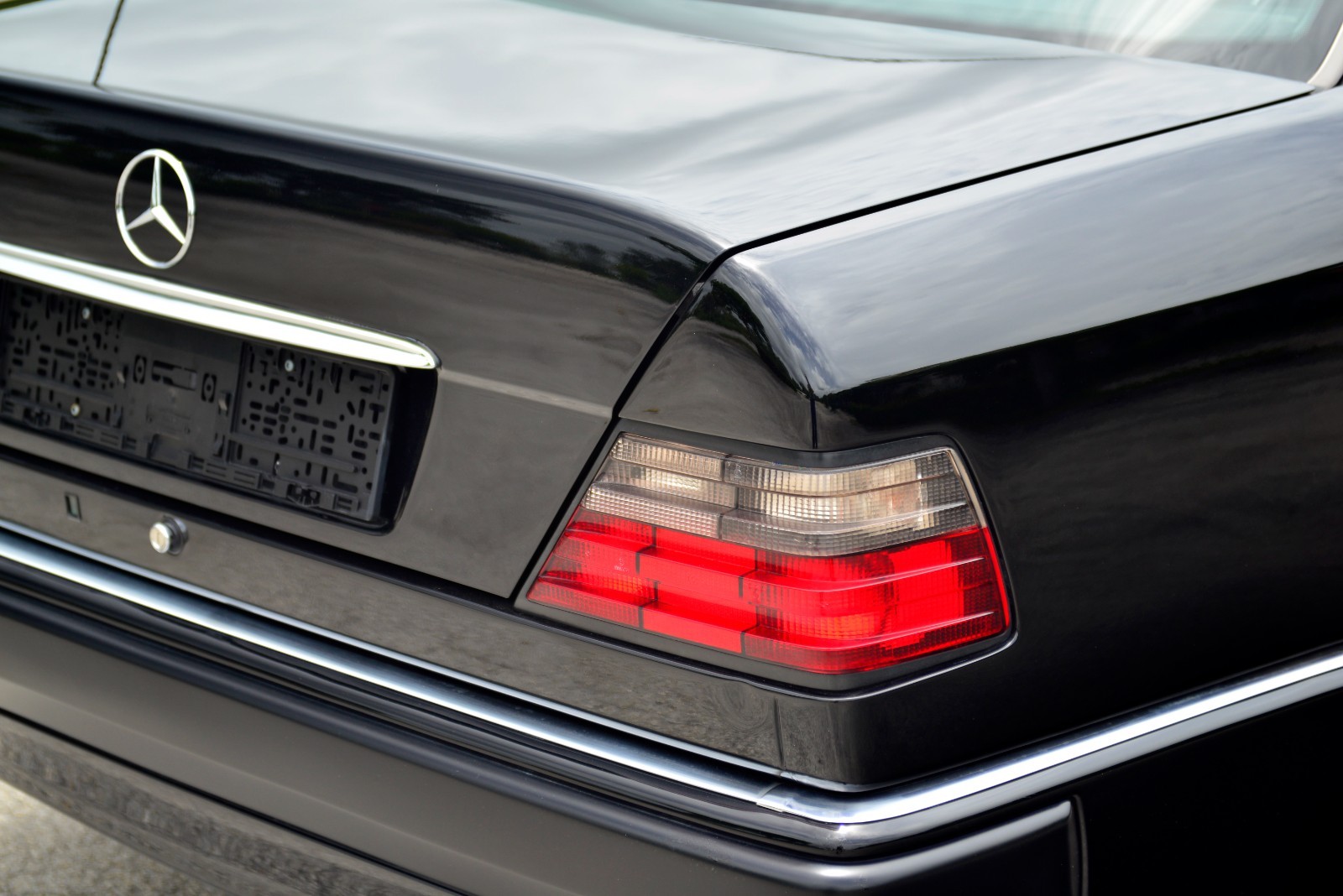 Mercedes-Benz-500-Series-1993-Sedan-24