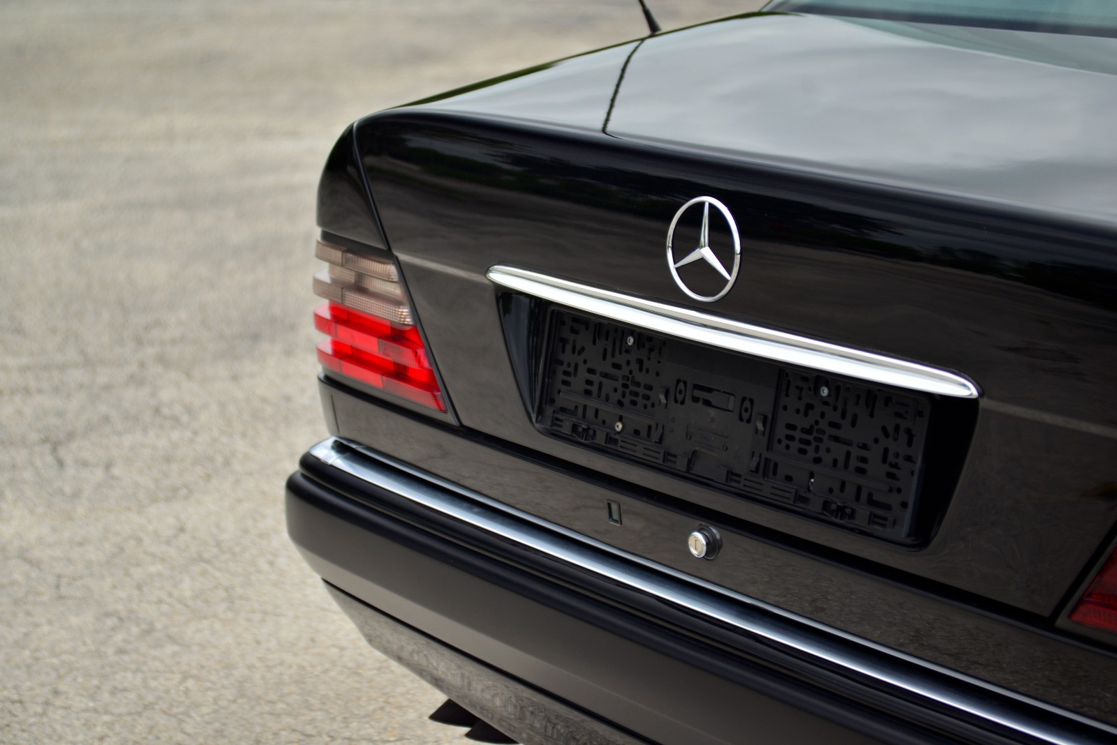 Mercedes-Benz-500-Series-1993-Sedan-25